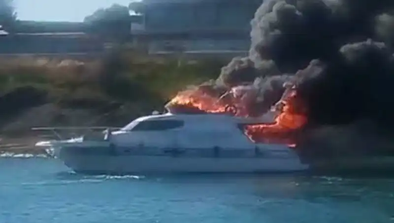 Çeşme Marina'da Yangın Korkuttu: Motoryat Alev Alev Yandı!