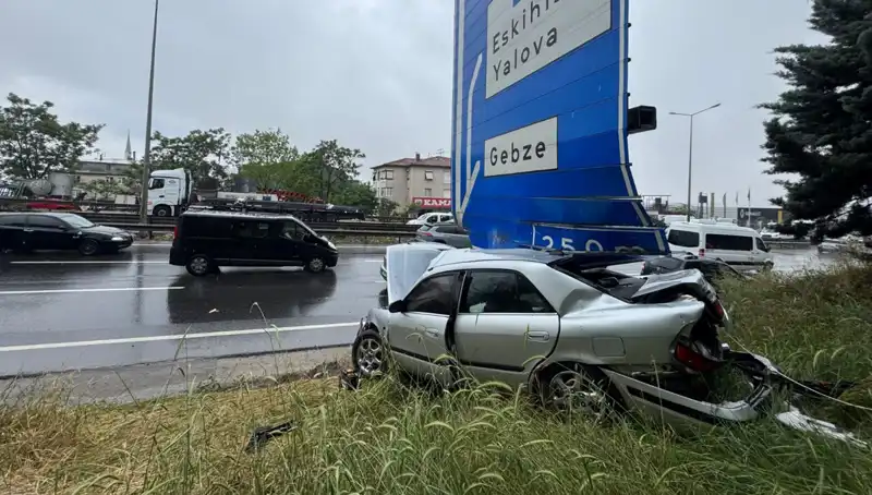 Trafik Levzasına Çarpan Araçta Şok! Kaza Sonrası Tek Yaralı