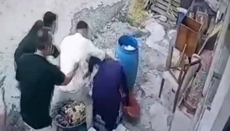 Başakşehir'de Bidon Tartışması Kanlı Bitti: Baba ve Oğul Kadına Saldırdı