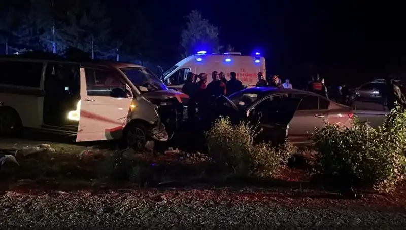 Korkunç Çarpışma: Ters Yönde Giden Araçlar Kafa Kafaya Çarpıştı!