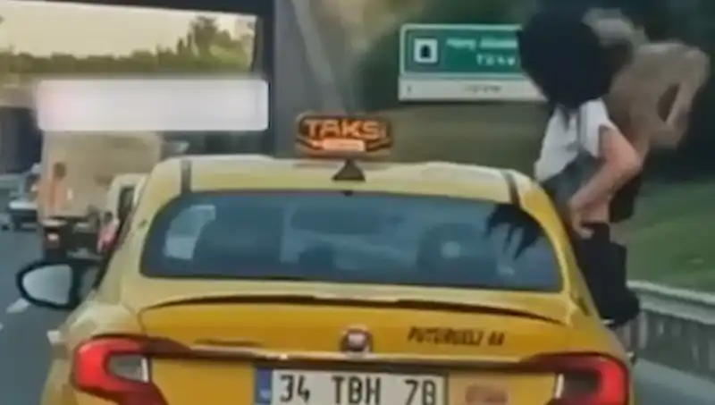 TEM Otoyolu'nda Şok Edici Anlar: Taksiden Sarkan Gençler Olay Yarattı