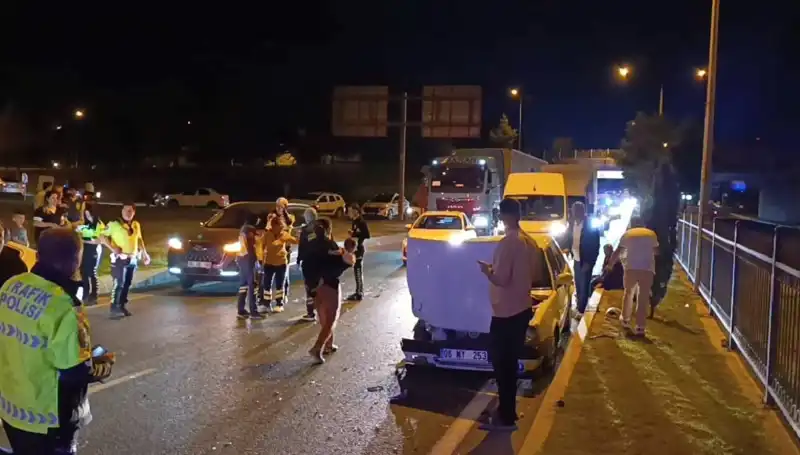 Otoyolda Geri Dönüş Yapan Araç Kazası: İkisi Çocuk Dört Yaralı!