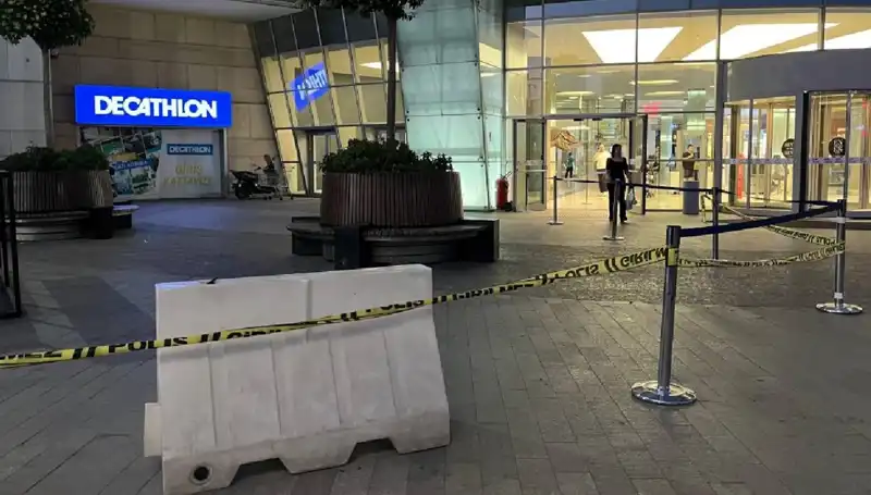Çalıntı Araçla AVM Önünde Silahlı Saldırı: Olay Anı Güvenlik Kamerasında
