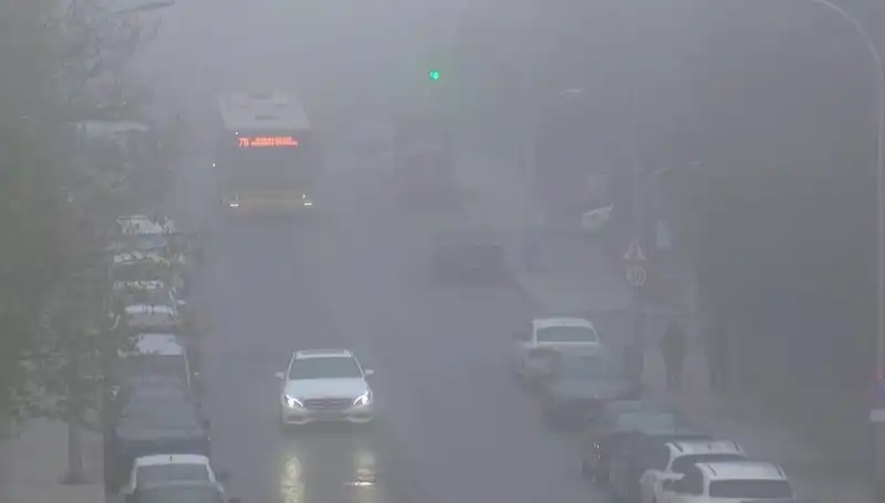 İstanbul'da Ani Sis Bastırdı: Görüş Mesafesi Düşüyor!