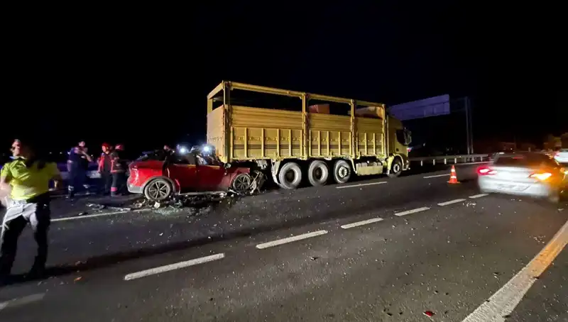 Yolda Şok Edici Kaza: Kamyona Ok Gibi Saplanan Fişekler!