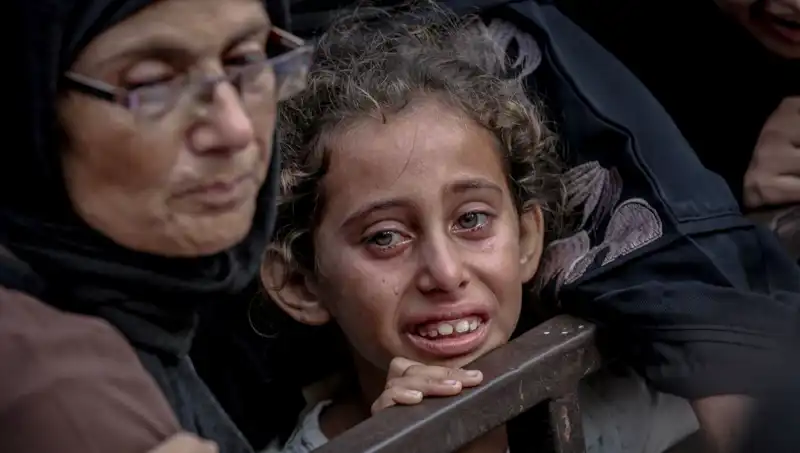 Gazze'de Açlık Krizi: İsrail Askerleri Yemekleri Toprağa Gömüyor