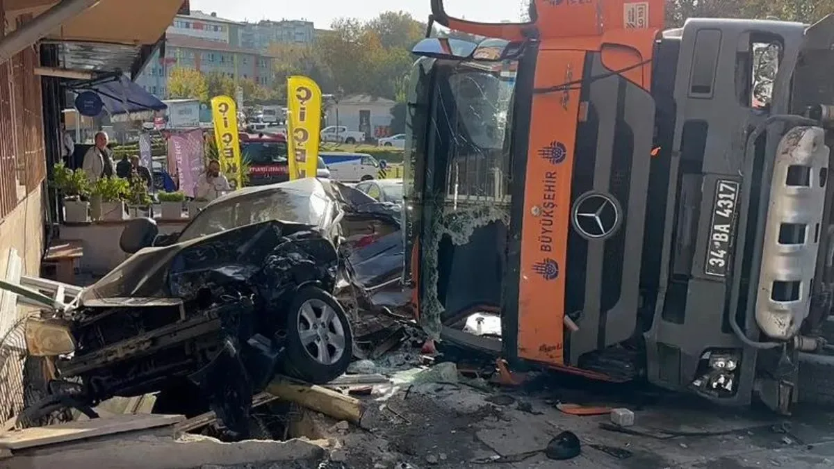 Bayrampaşa’da İBB Yol Bakım Aracı Zincirleme Kazaya Neden Oldu: Kaza Anı Kamerada!