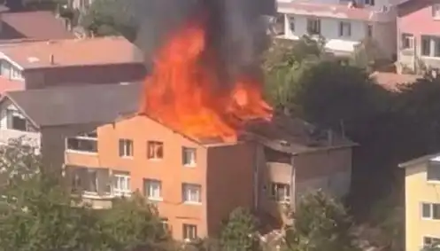 İstanbul’da Yangın Paniği: Dört Kişi Mahsur Kaldı, Kurtarma Operasyonu Başlatıldı