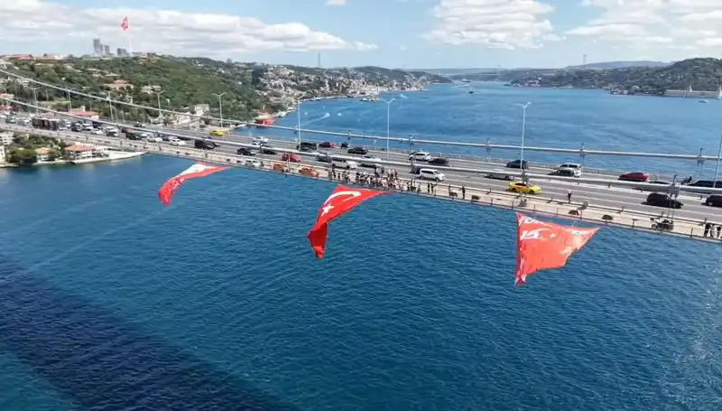 Türkiye'nin Kalbi: Büyük Köprüye Dev Türk Bayrağı Asıldı