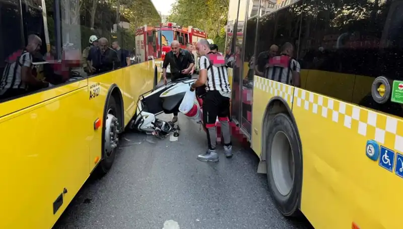 Motosiklet, İETT Otobüslerinin Arasında Korku Dolu Anlar Yaşattı