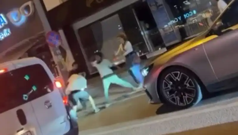Cadde Boks Ringine Döndü: Şehirdeki Sıradışı Boks Mücadelesi