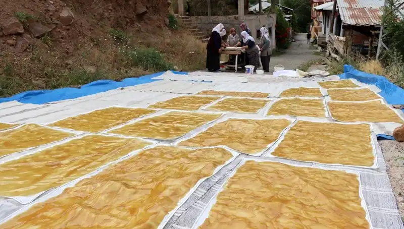 Kışın Sofralarını Şenlendirecek: Dev Kazanlarda Hazırlanan Geleneksel Lezzetler