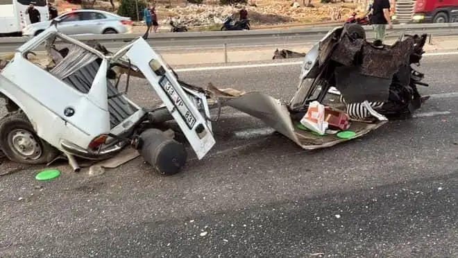 Bariyere Çarpan Araç Hurda Yığınına Döndü: Feci Kaza Bir Can Aldı
