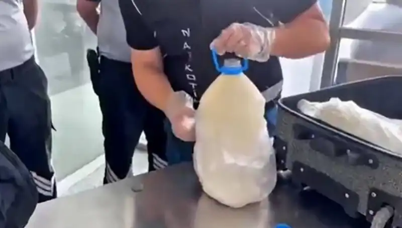 Havalimanında Süt Şişesinde 12 Kilo 800 Gram Uyuşturucu Yakalandı!