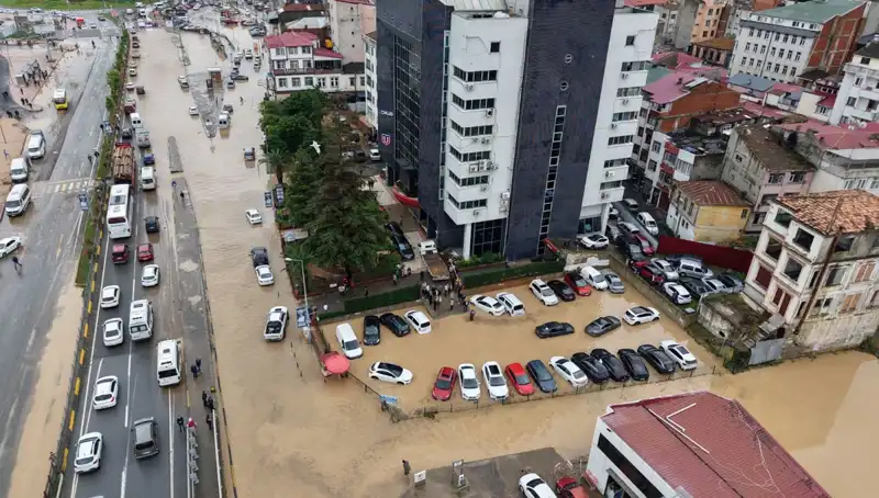 Trabzon'da Sel Felaketi: Çamur İçinde Kayıp Kişi için Arama Kurtarma Çalışmaları Başladı