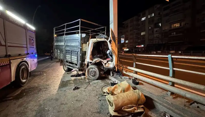 Kamyonet Yön Tabelasına Çarptı: Sürücü Hastanede Tedavi Altında