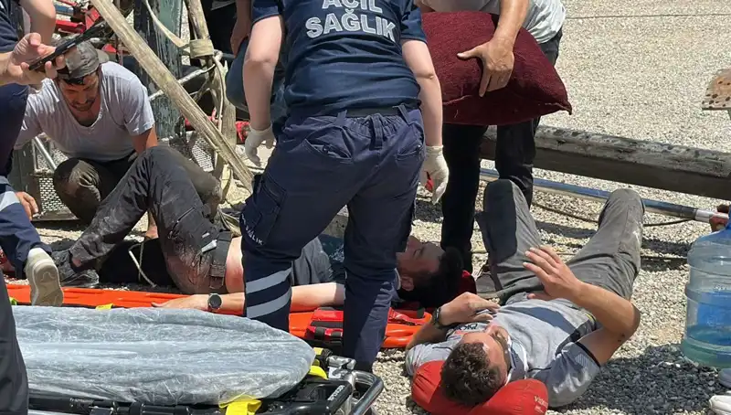 Vinçle Bayrak Asma İşlemi Faciaya Dönüştü: 2 İşçi Yaralı