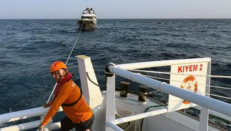 Marmaris Açıklarında Sıra Dışı Olay: Sürüklenen Tekne Kurtarıldı