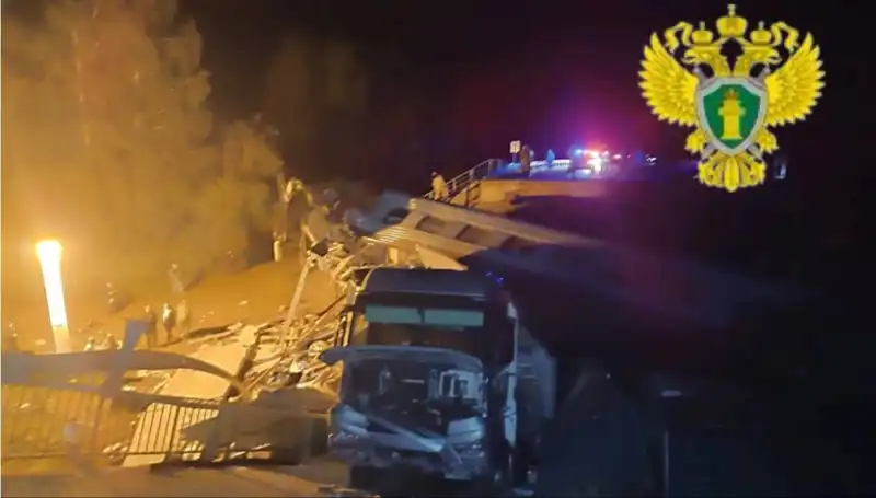 Rusya’da Ortaya Çıkan Felaket: İki Köprü Çöktü, Yedi Kişi Hayatını Kaybetti