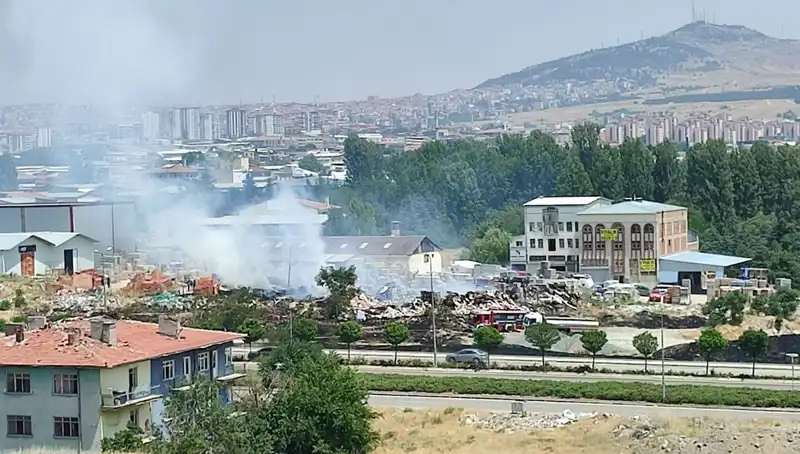 Otluk Alanda Başlayan Yangın, Depoyu Küller Haline Getirdi