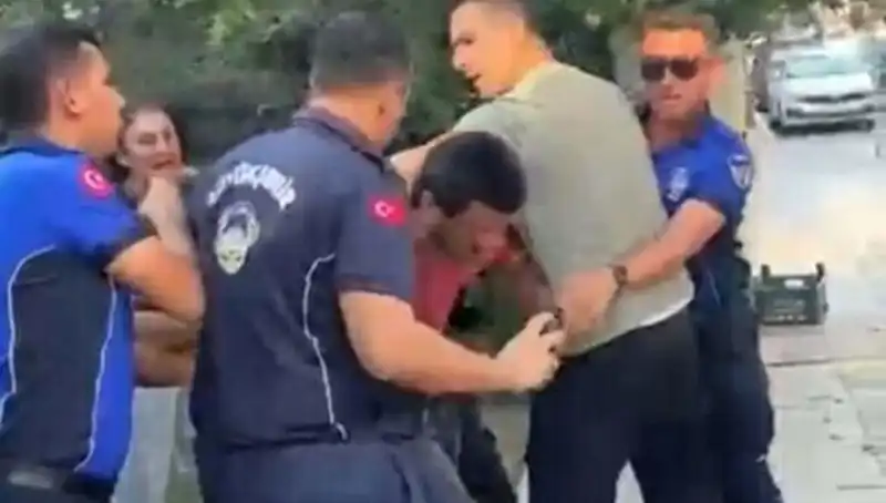 Seyyar Satıcıya Zabıta Tarafından Sokak Ortasında Şok Dayak İddiası
