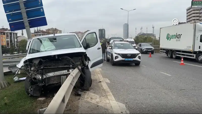 Otoyolda Dehşet Anları: Araç Bariyere Ok Gibi Saplandı