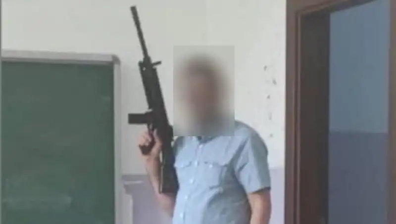 Tüfekle Poz Veren Müdür Yardımcısına Ciddi Soruşturma Başlatıldı