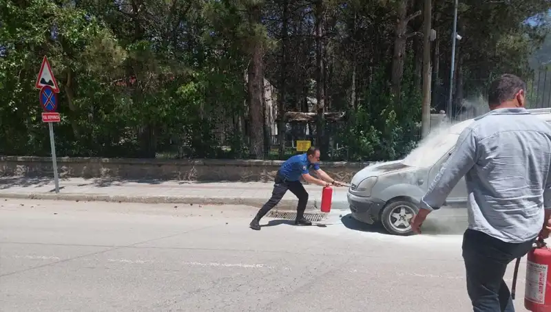 Emniyet Binasının Önünde Yangın: Polis Hızla Müdahale Etti