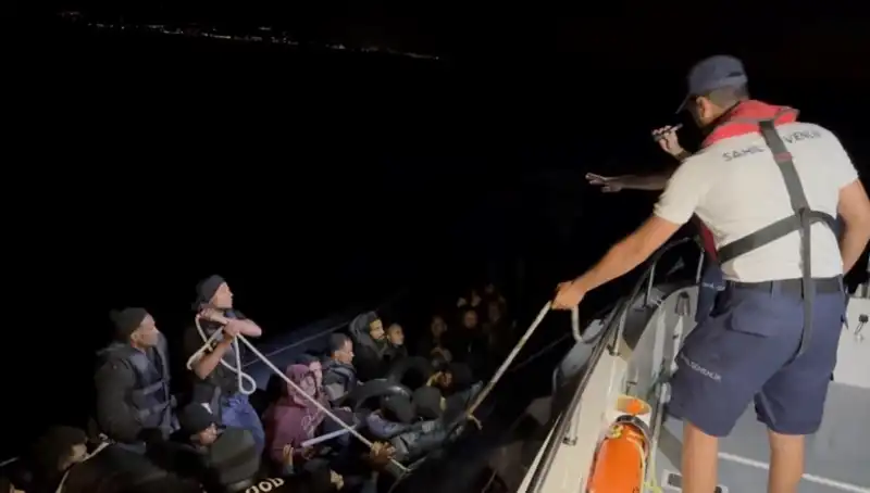 Çeşme'nin Denizlerinde Tehlike: 42 Kaçak Göçmen Kurtarıldı!