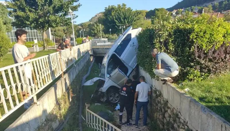 Muğla’da Direksiyon Kıran Sürücü Kaza Yaptı, Olayın Detayları Şok Etti!