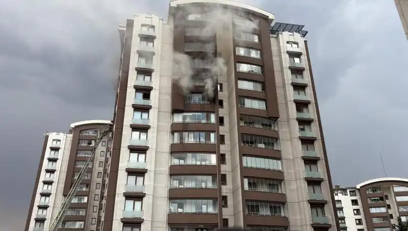 Ankara'da 14 Katlı Binada Çıkan Yangın Panik Yaratırken, Can Pazarı Yaşandı