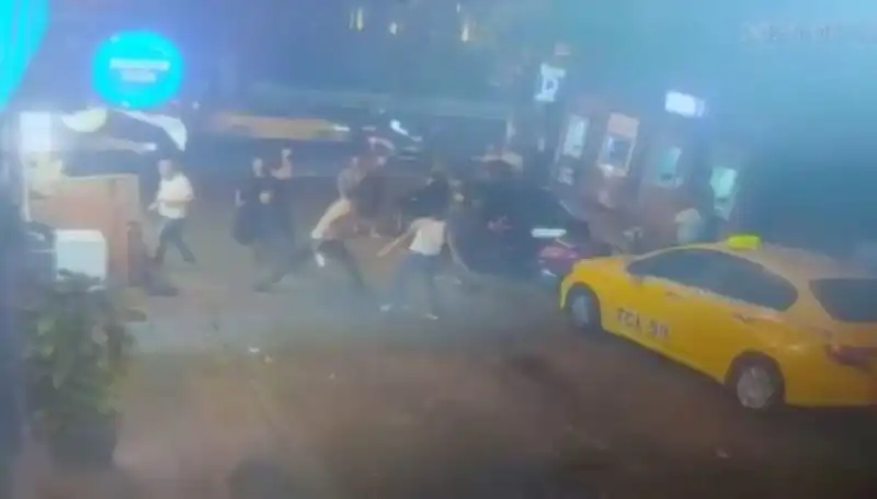 Beyoğlu'nda Göz Göze Geldiler: Laf Atma Kavgası Kanlı Bitti