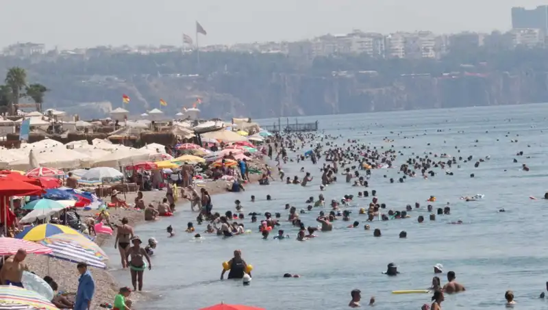 Antalya'da Deniz Sıcaklığı Rekor Kırıyor: Yazın Son Duruşu