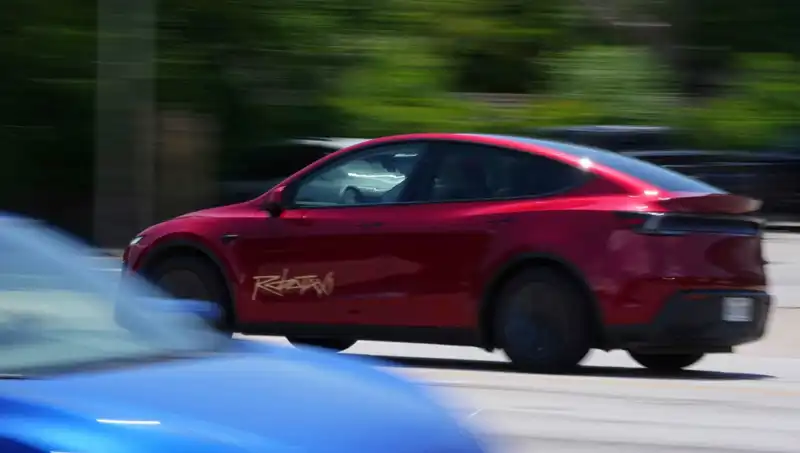 Tesla'nın Robotaxi Denemesi Hüsranla Sonuçlandı: Hız Sınırını Aştı ve Yanlış Şeride Girdi
