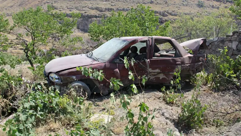 Kontrolden Çıkan Otomobilin Bahçeye Düşmesi: O Anlar Kameralara Yansıdı