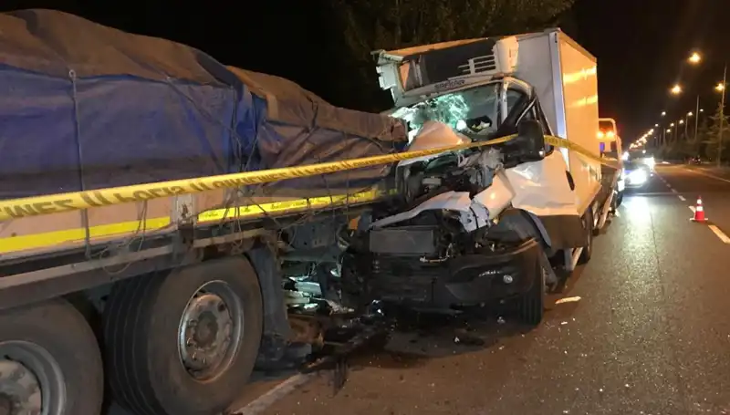 Kamyonet Park Halindeki Tıra Çarptı: Trafik Kazasında 1 Ölü, 1 Yaralı