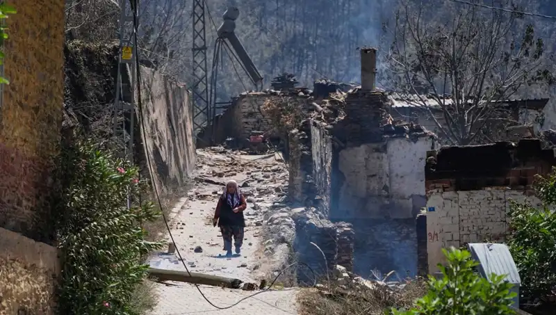 İzmir ve Bilecik'te Yangın Felaketi: 415 Bina Kül Oldu