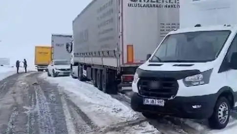 Kars-Ardahan Karayolunda TIR'lar Kara Saplandı, Yol Kapandı!