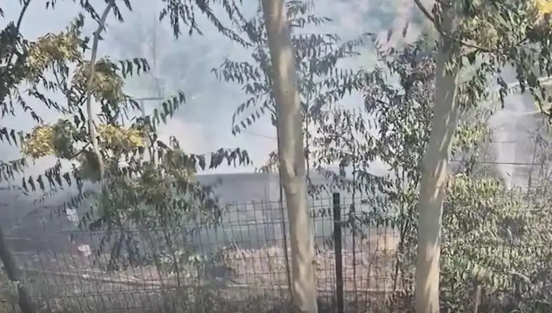 Sultangazi'de Otluk Alanda Yangın: Gecekonduya Sıçradı, Mahallede Panik!