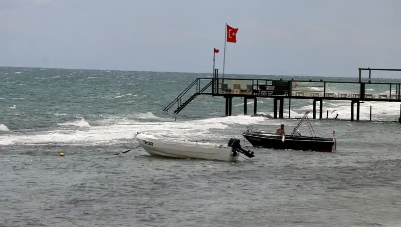 Poyraz Rüzgarı Sahilleri Vurdu: Denize Girmek Neden Yasaklandı?