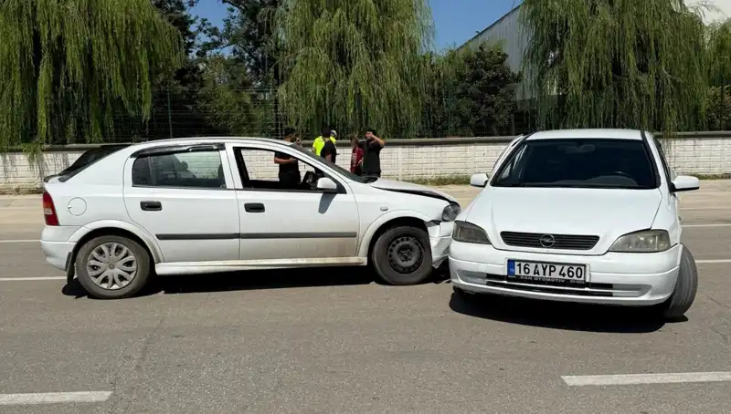 İki Otomobil Çarpıştı: Kaza Yerine Yükselen Alarm ve Yaralılar