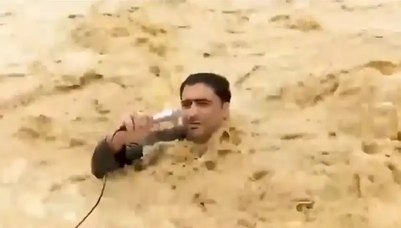 Yayın sırasında sel sularına kapılan sunucunun dramatik anları yaşandı!