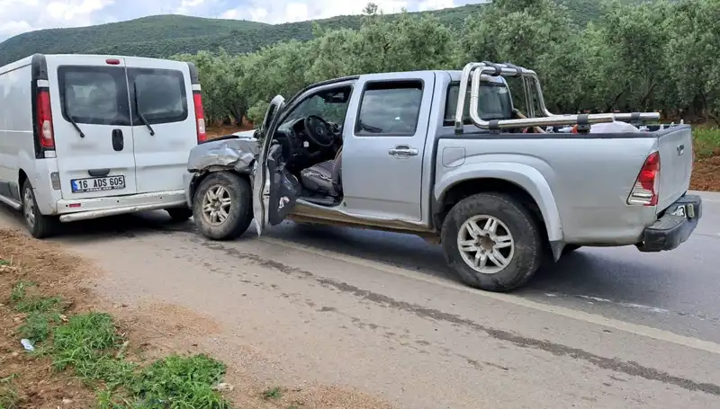 Bursa'da Minibüs ve Kamyonet Çarpıştı: Korkutan Kazada İki Yaralı