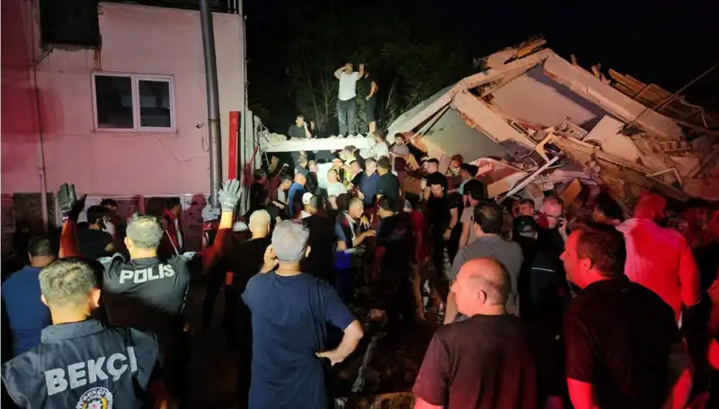 Balıkesir Sındırgı'da Şiddetli Deprem: Hayatını Kaybedenler ve Yaralılar Açıklandı