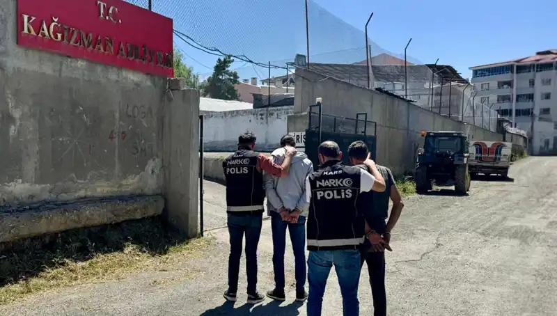 Kars’ta Uyuşturucu Operasyonunda İki Kişi Tutuklandı: Yüzlerce Paket Ele Geçirildi