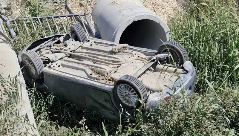 Pikapla Çarpışan Araç Su Kanalına Devrildi: 2 Yaralı