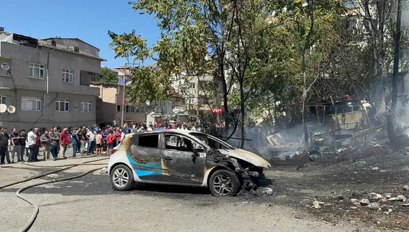 Gecekonduda Çıkan Yangın Aracın Kül Olmasına Neden Oldu