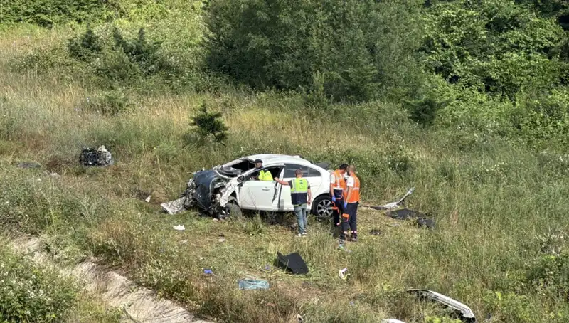 Kuzey Marmara Otoyolu'nda Feci Kaza: Araç Şarampole Devrildi, 3 Yaralı!