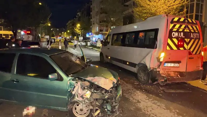 Otomobil Servis Minibüsüne Çarpınca Feci Kaza: 6 Kişi Yaralandı