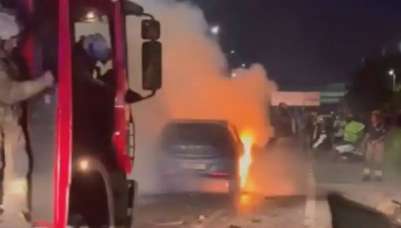 Otoyolda Korkunç Kaza: Araç Bariyerlere Çarptı, Yangın Çıktı